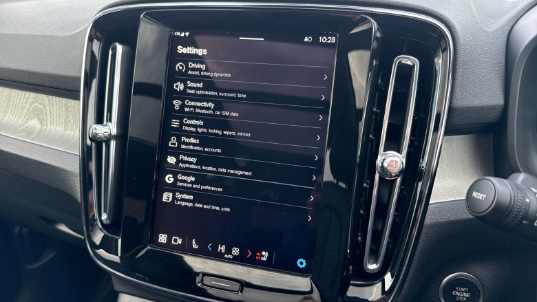 Volvo XC40 2.0 B3P Ultra Dark 5dr Auto Petrol Estate